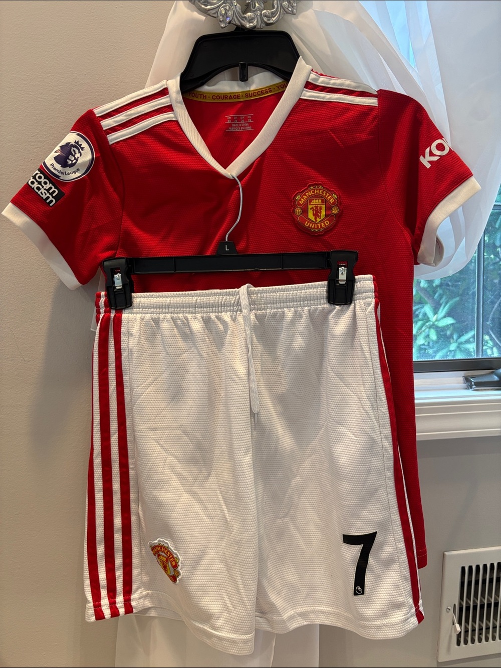 Kids' Manchester United Cristiano Ronaldo 7 Soccer kit Jersey and White Shorts